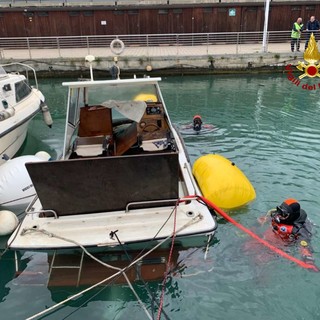 Recuperata dai sommozzatori una piccola imbarcazione affondata a Prà