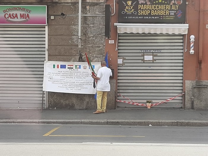 "Peace per tutti gli esseri umani", lo striscione della comunità egiziana davanti al barber shop di Sestri Ponente "Peace per tutti gli esseri umani", lo striscione della comunità egiziana davanti al barber shop di Sestri Ponente