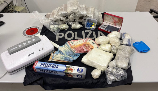 La Polizia di Genova assesta un duro colpo al traffico di droga: tre pusher di grosso calibro in carcere e 18 chili di stupefacenti sequestrati (Video)