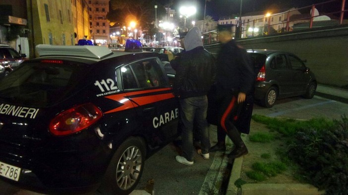 Spaccia, ma ha la cataratta: per il Tar migrante può restare in Italia Spaccia, ma ha la cataratta: per il Tar migrante può restare in Italia