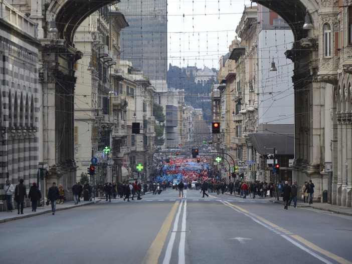Via XX Settembre: si cambia in camerino ed esce con abiti rubati, arrestata Via XX Settembre: si cambia in camerino ed esce con abiti rubati, arrestata
