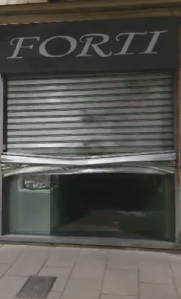 Rapina nella notte a una gioielleria di Certosa, ladri in fuga