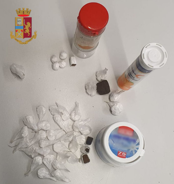 Traffico di sostanze stupefacenti all'interno della propria abitazione, la Polizia di Stato arresta 30enne Traffico di sostanze stupefacenti all'interno della propria abitazione, la Polizia di Stato arresta 30enne