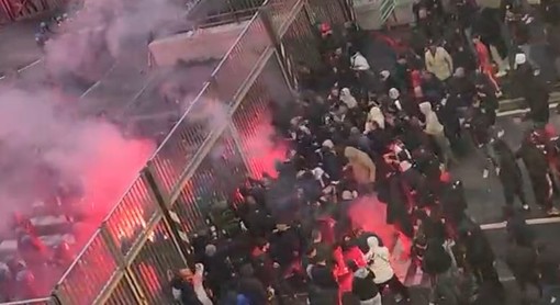 Genoa-Bari, nuovi video degli scontri fuori dallo stadio, poliziotti presi a calci dagli ultras