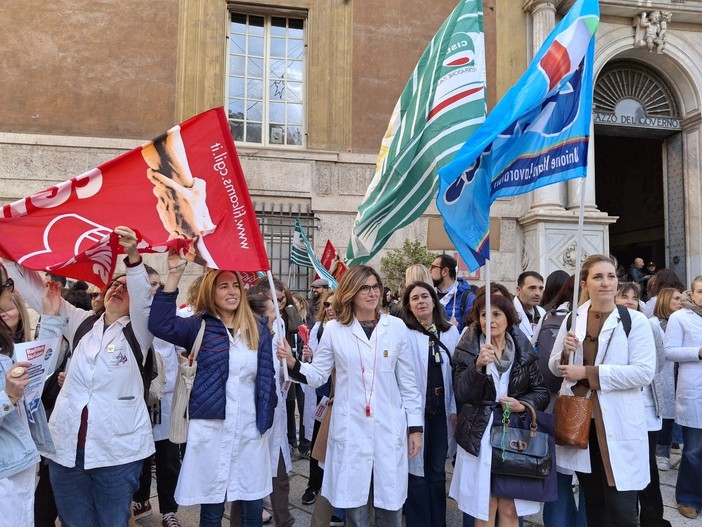 Sciopero delle farmacie private: "Contratto subito per salario e diritti"