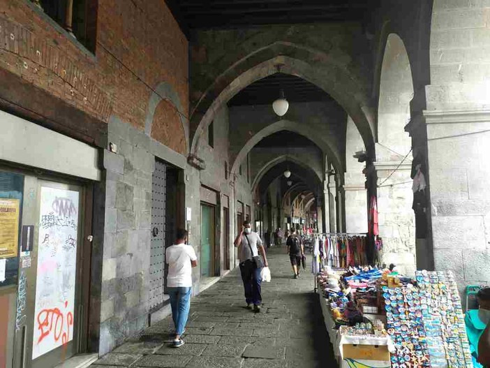 Tenta di rapinare un bimbo e lo ferisce: la polizia arresta un 37enne