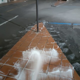 Recco: in corso pulizia e sanificazione di marciapiedi e porticati