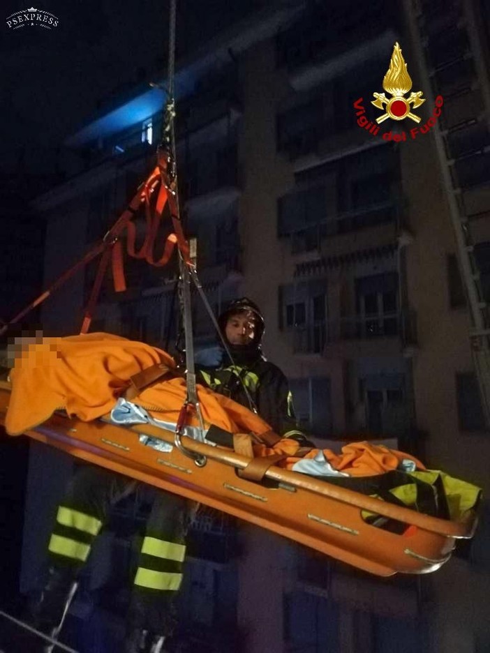 Vigili del fuoco e 118 trasportano una donna di 130 chili in ospedale Vigili del fuoco e 118 trasportano una donna di 130 chili in ospedale