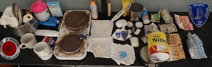 Fermato per un controllo stradale tenta di scappare: in casa aveva un "laboratorio" della droga Fermato per un controllo stradale tenta di scappare: in casa aveva un "laboratorio" della droga