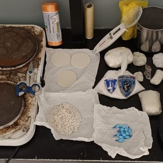 Fermato per un controllo stradale tenta di scappare: in casa aveva un "laboratorio" della droga