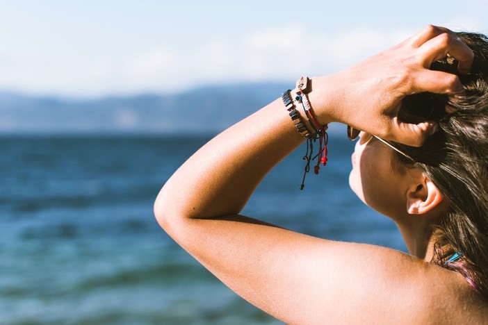 Gen Z - Il mondo dei giovani - #SuncareSkepticism: quando applicare il filtro solare viene considerato superfluo