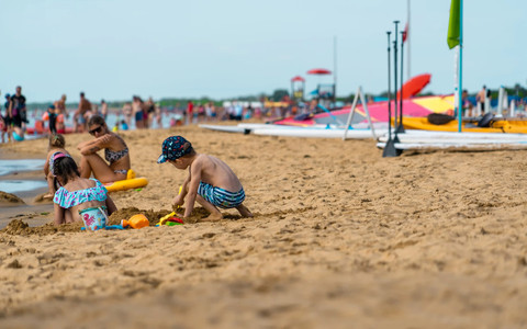 Ferragosto, le due facce dell'Italia: 17 milioni in viaggio per 18,5 miliardi, ma quasi 9 milioni rinunciano alle vacanze