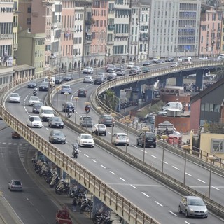 Incidente in Sopraelevata e traffico in tilt in lungomare Canepa, mattinata di caos per la viabilità
