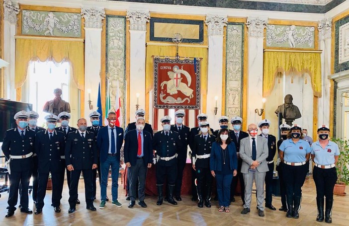 Sonia Viale consegna le mostrine agli agenti della Polizia locale di Genova per i servizi svolti durante l'emergenza del ponte Morandi Sonia Viale consegna le mostrine agli agenti della Polizia locale di Genova per i servizi svolti durante l'emergenza del ponte Morandi