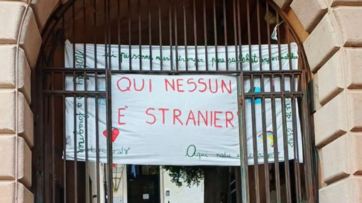 Striscione rimosso alla Daneo, la protesta continua: lunedì presidio in piazza della Meridiana. “La scuola è aperta a tutte e tutti” Striscione rimosso alla Daneo, la protesta continua: lunedì presidio in piazza della Meridiana. “La scuola è aperta a tutte e tutti”