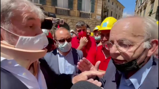 Faccia a faccia teso fra il sindaco Bucci e i sindacalisti ex-Ilva che chiedono una presa di posizione scritta contro le decisioni dell'azienda (VIDEO) Faccia a faccia teso fra il sindaco Bucci e i sindacalisti ex-Ilva che chiedono una presa di posizione scritta contro le decisioni dell'azienda (VIDEO)