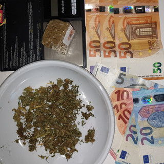 La polizia sorprende trio di giovani alla stazione di Chiavari per uno scambio di stupefacente