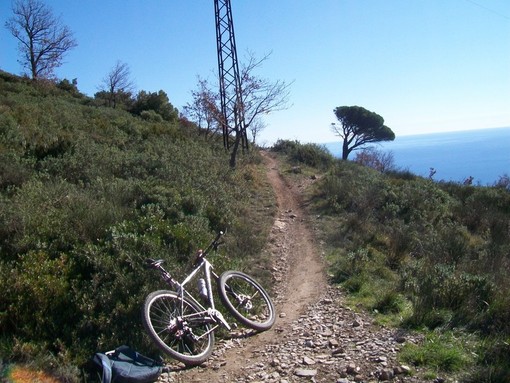 Entroterra, più sicurezza sui sentieri dell'Alta Via dei Monti liguri con il progetto pilota "Points of Interest_in Case of Emergency"