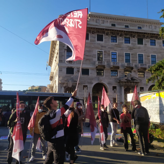 Scuola, studenti genovesi in piazza contro il governo Meloni: "Nessun merito, ma repressione e violenza"