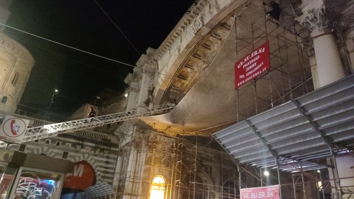 Via XX Settembre, un uomo minaccia di buttarsi dal Ponte Monumentale (Foto)