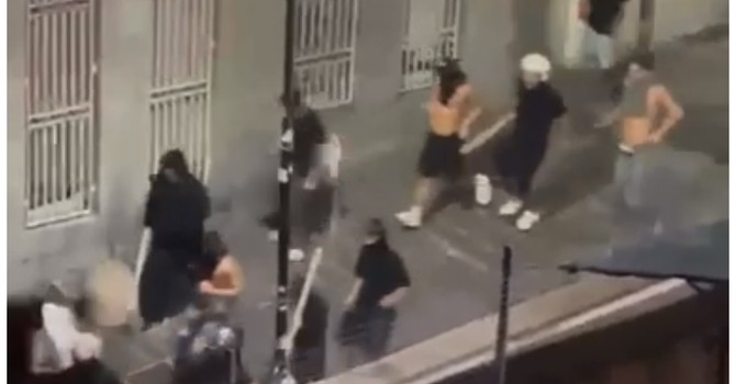 Notte di paura nei vicoli, inseguimento con spranghe e bastoni. Indagini in corso Notte di paura nei vicoli, inseguimento con spranghe e bastoni. Indagini in corso