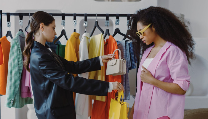 Gen Z - Il mondo dei giovani - Ritorno ai negozi? I giovani tra shopping online e voglia di realtà Gen Z - Il mondo dei giovani - Ritorno ai negozi? I giovani tra shopping online e voglia di realtà