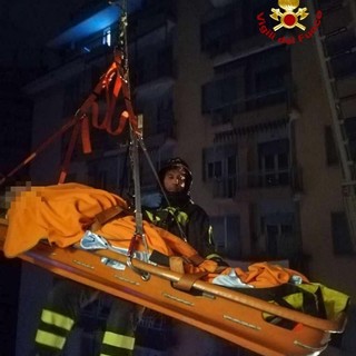 Vigili del fuoco e 118 trasportano una donna di 130 chili in ospedale