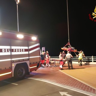 Cade dalla passeggiata di corso Italia finendo dietro le cabine dello stabilimento sottostante: grave un 20enne