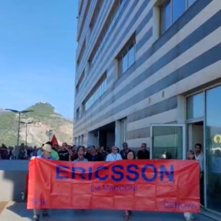 Ericsson, corteo contro i 131 esuberi: “A rischio oltre il 40% dei lavoratori, sono 131 famiglie” Ericsson, corteo contro i 131 esuberi: “A rischio oltre il 40% dei lavoratori, sono 131 famiglie”