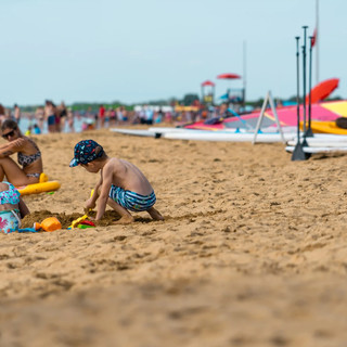 Ferragosto, le due facce dell'Italia: 17 milioni in viaggio per 18,5 miliardi, ma quasi 9 milioni rinunciano alle vacanze