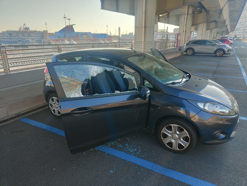 Genova, raffica di spaccate alle auto tra Dinegro, Foce e corso Italia Genova, raffica di spaccate alle auto tra Dinegro, Foce e corso Italia