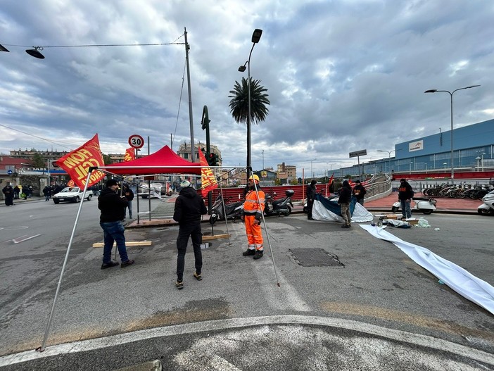Ex Ilva, garantiti i pasti per gli studenti delle mense scolastiche nonostante lo sciopero Ex Ilva, garantiti i pasti per gli studenti delle mense scolastiche nonostante lo sciopero