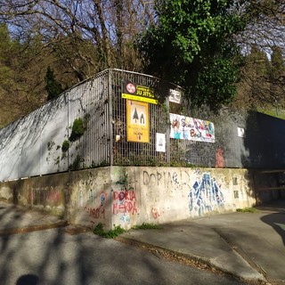 Oregina, giovane madre accerchiata da un gruppo di minori con spranghe