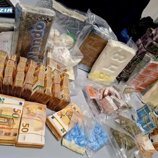 Molassana, aveva in casa oltre 8 chili di cocaina e 5 di cannabis: arrestato un 61enne Molassana, aveva in casa oltre 8 chili di cocaina e 5 di cannabis: arrestato un 61enne