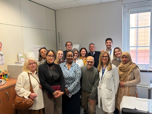 Lo staff dell’Ambulatorio con le mediatrici culturali insieme ad Alessandro Fasciani direttore Consultorio familiare ATS - Asl3; Paola Sarni Referente Branca Pediatria, Gerardina D’ambrosio Organizzazione e gestione attività ostetriche ATS-Asl3,  Hussein Salah Coordinatore Mediatori Culturale Cooperativa Saba. Presenti anche Daniela Calzato direttrice Distretto sociosanitario 9 e Gianlorenzo Bruni Direttore dipartimento Cure primarie