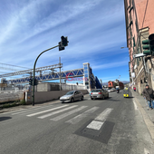 Via Puccini, il semaforo e le strisce pedonali sono da spostare ma è rebus fondi: servono 50mila euro