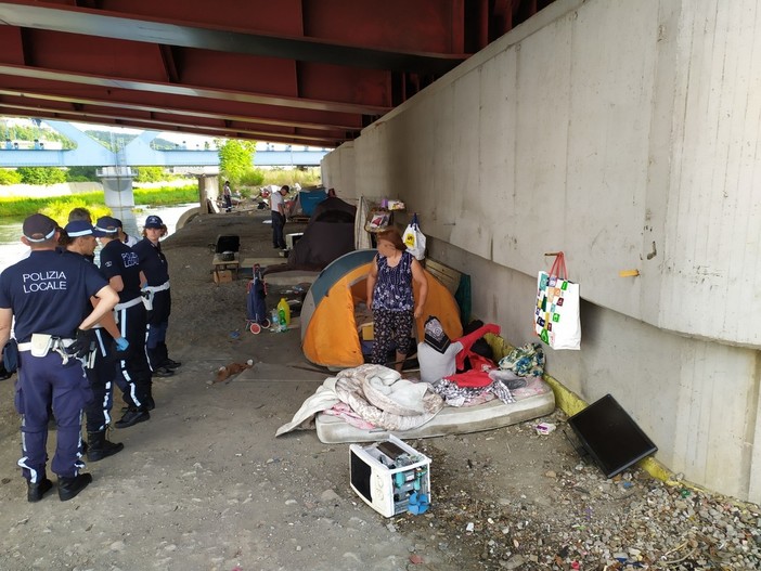 Accampamento abusivo a Genova: sgombero sul Polcevera Accampamento abusivo a Genova: sgombero sul Polcevera