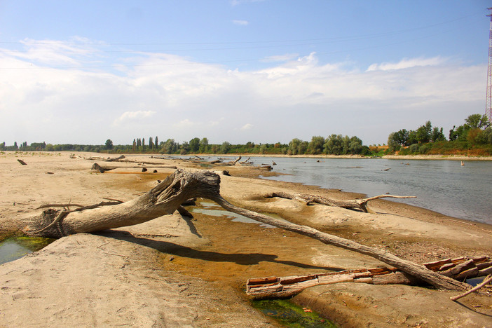 Siccità, fiume Po: per la prima volta da inizio estate le portate tornano ai livelli minimi