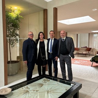 Da sinistra, Francesco Nova, Chiara Osnago Gadda, Massimo Senini e Mariano Giovanni Carozzi, davanti al tavolo/scultura realizzato dall’artista Didone, con il piano in materiale NOAI di Senini. Da sinistra, Francesco Nova, Chiara Osnago Gadda, Massimo Senini e Mariano Giovanni Carozzi, davanti al tavolo/scultura realizzato dall’artista Didone, con il piano in materiale NOAI di Senini.