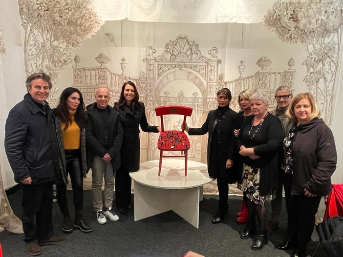 Violenza sulle donne, a Palazzo Ducale la sedia rossa di Regione Liguria Violenza sulle donne, a Palazzo Ducale la sedia rossa di Regione Liguria