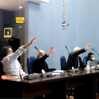 Saluto romano in Consiglio comunale a Cogoleto nel Giorno della Memoria, il sindaco Bruzzone: &quot;Condanno questo gesto che non deve passare inosservato&quot; (VIDEO)