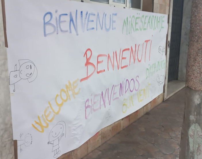 I bambini della scuola Monticelli rispondono alle scritte contro educazione sessuo-affettiva e sindaca Salis