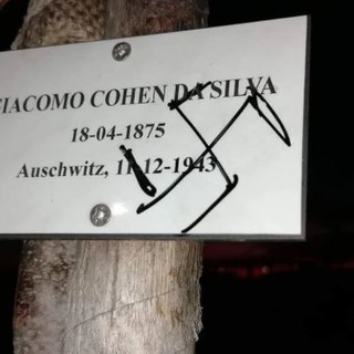 Svastica sulla targa di Giacomo Cohen nel Giardino della Memoria di Chiavari. Anpi: &quot;Il Comune supervisioni le immagini&quot;