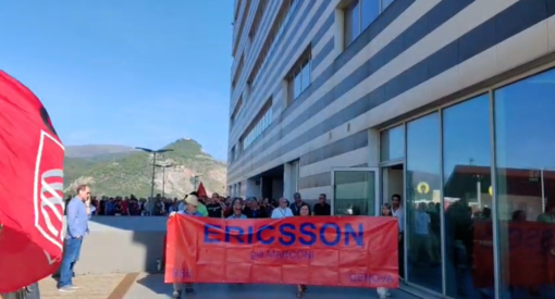 Ericsson, corteo contro i 131 esuberi: “A rischio oltre il 40% dei lavoratori, sono 131 famiglie” Ericsson, corteo contro i 131 esuberi: “A rischio oltre il 40% dei lavoratori, sono 131 famiglie”