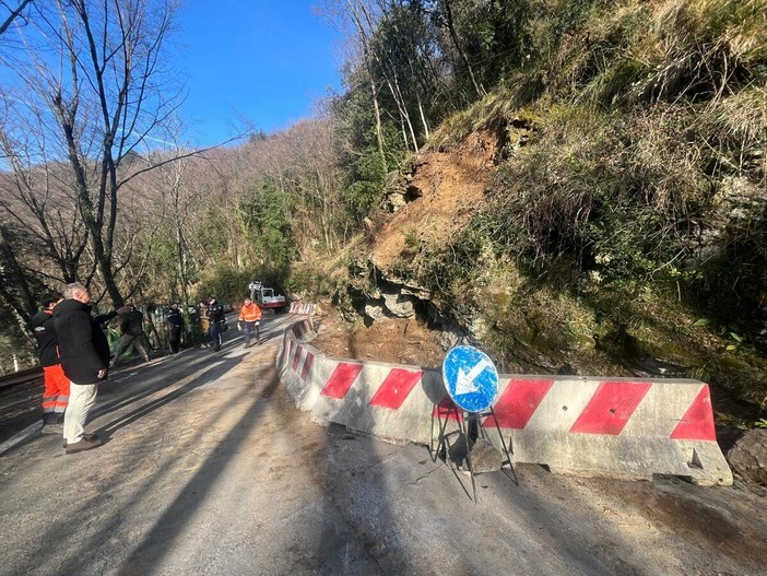 Rapallo, smottamento sulla strada per Montallegro: chiuso il tratto finale all’altezza del civico 202 Rapallo, smottamento sulla strada per Montallegro: chiuso il tratto finale all’altezza del civico 202