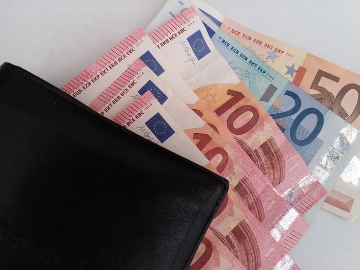 Ruba i dati del conto corrente e si appropria di 5.000 euro