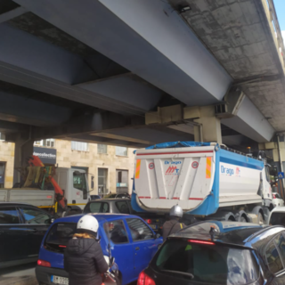 Il corteo contro il green pass arriva al terminal traghetti e paralizza il traffico (FOTO e VIDEO) Il corteo contro il green pass arriva al terminal traghetti e paralizza il traffico (FOTO e VIDEO)