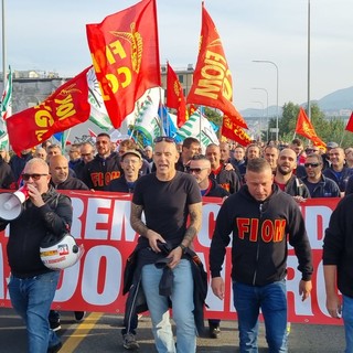 Corteo dei lavoratori Ansaldo, bloccati Sopraelevata e casello Genova Ovest, Magni (Cgil): "Lotta di tutta la città" (Foto e video)