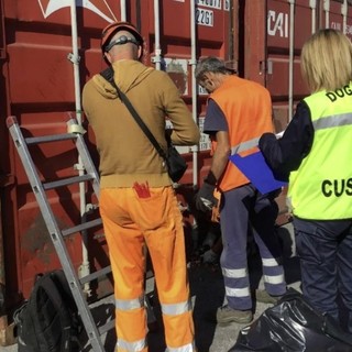 Oltre 5mila apparecchi elettronici e di domotica senza etichettatura: maxi sequestro al porto di Vado