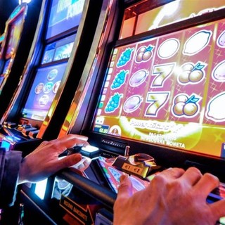 Slot machine, il Pd: "La proroga della legge sulle sale da gioco è solo il preludio a una sanatoria"